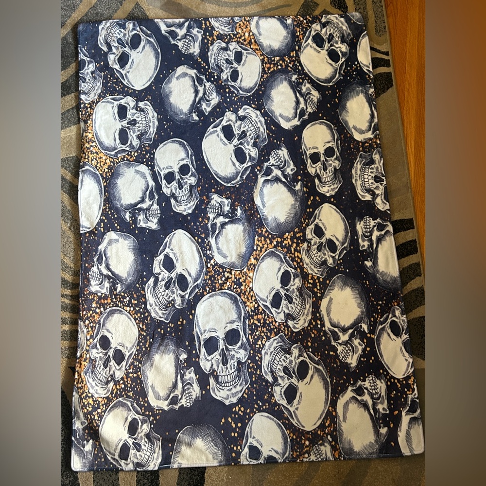 Area Rug Skull Patterned in white and navy blue in excellent condition. 💀